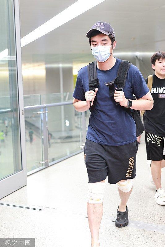 金世佳现身机场略显疲惫 双膝缠绷带疑似受伤引担忧