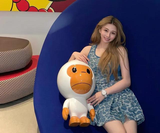 邱淑贞长女沈月晒照庆22岁生日 露脐装秀长腿身材火辣