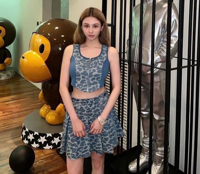 邱淑贞长女沈月晒照庆22岁生日 露脐装秀长腿身材火辣