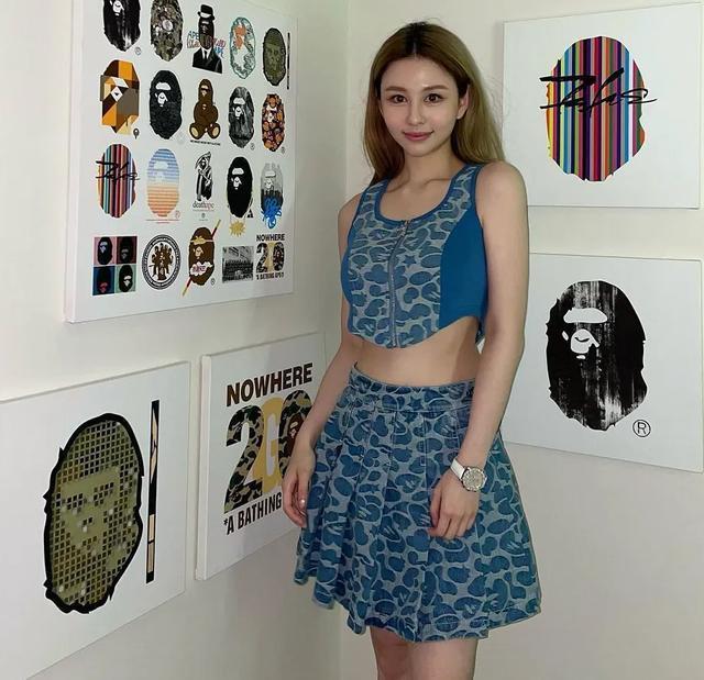 邱淑贞长女沈月晒照庆22岁生日 露脐装秀长腿身材火辣