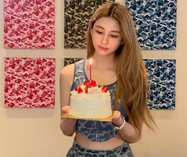 邱淑贞长女沈月晒照庆22岁生日 露脐装秀长腿身材火辣