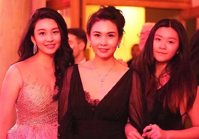 邱淑贞长女沈月晒照庆22岁生日 露脐装秀长腿身材火辣