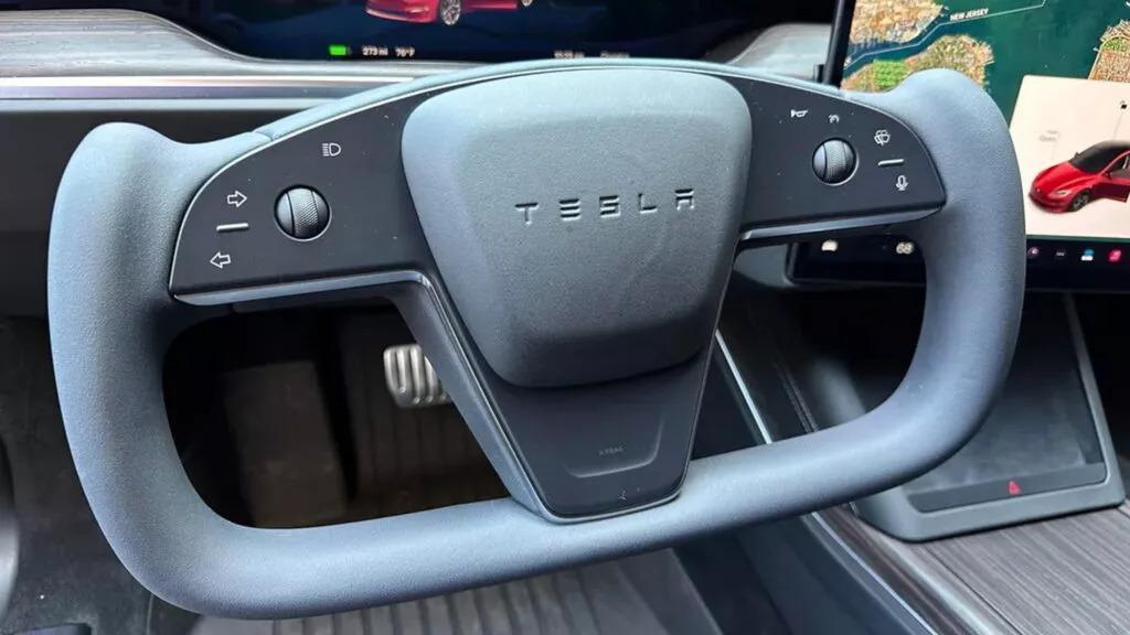 掉皮问题之后，特斯拉 Yoke 方向盘再曝“Tesla Worm”问题