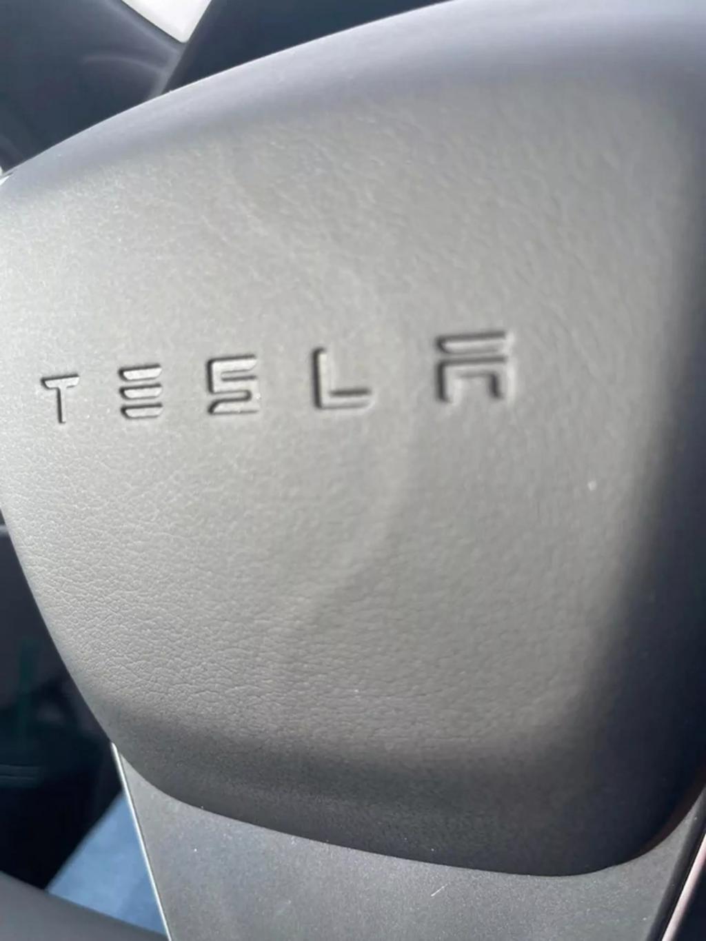 掉皮问题之后，特斯拉 Yoke 方向盘再曝“Tesla Worm”问题