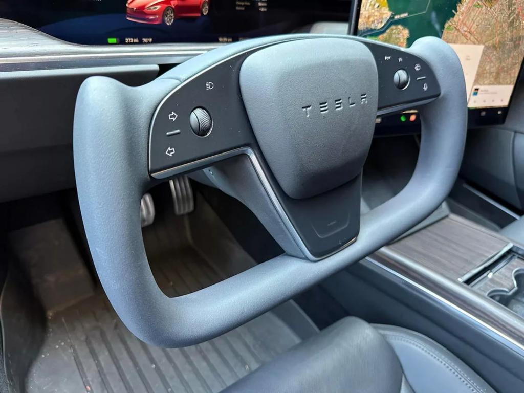 掉皮问题之后，特斯拉 Yoke 方向盘再曝“Tesla Worm”问题