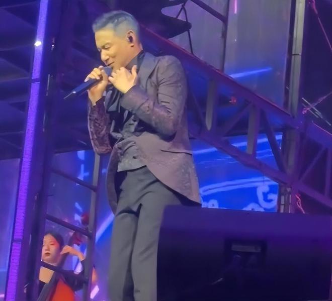 张学友演唱会或暂停，摔倒后病情加重，粉丝反应令人心寒