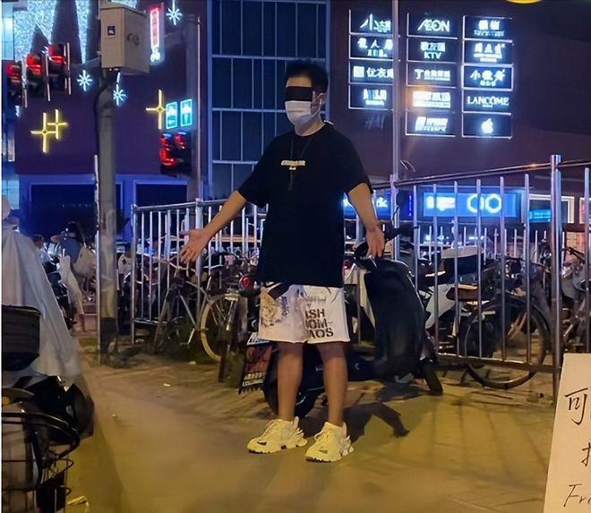 任泉街头蒙面直播：站路边等陌生人来拥抱，引发强烈争议