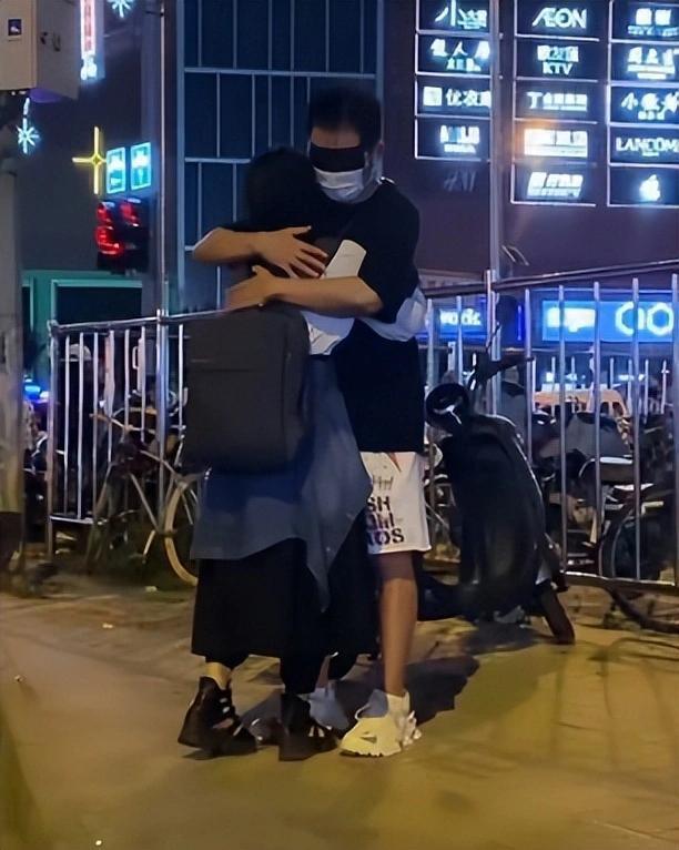 任泉街头蒙面直播：站路边等陌生人来拥抱，引发强烈争议