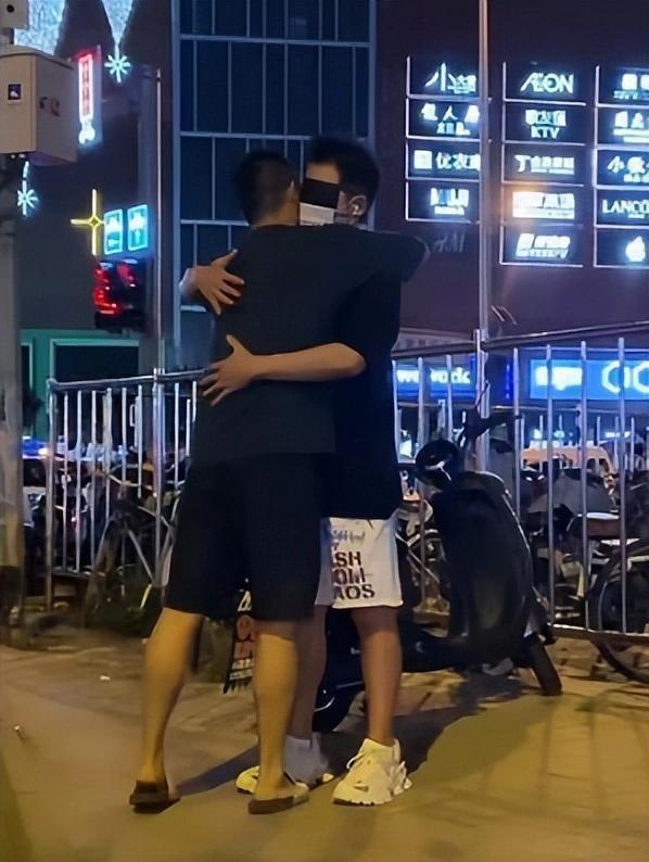 任泉街头蒙面直播：站路边等陌生人来拥抱，引发强烈争议