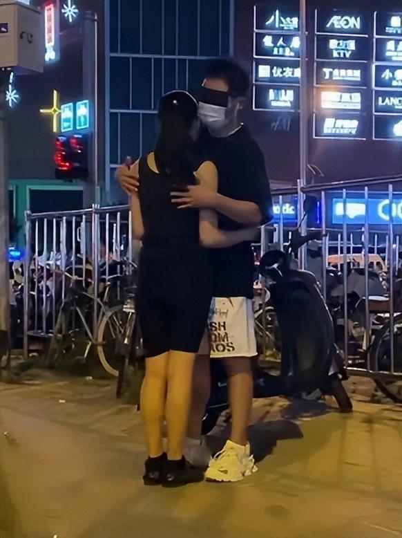 任泉街头蒙面直播：站路边等陌生人来拥抱，引发强烈争议