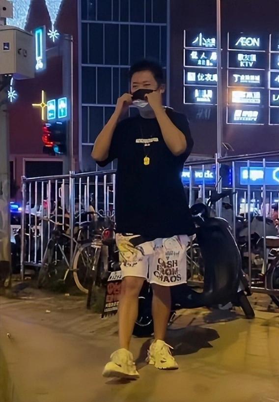 任泉街头蒙面直播：站路边等陌生人来拥抱，引发强烈争议