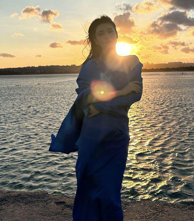 张馨予携母亲看日落，妈妈比女儿还时髦，母女像闺蜜