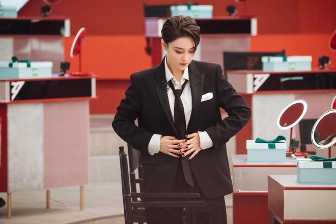 张馨予携母亲看日落，妈妈比女儿还时髦，母女像闺蜜