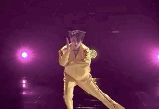 张馨予携母亲看日落，妈妈比女儿还时髦，母女像闺蜜