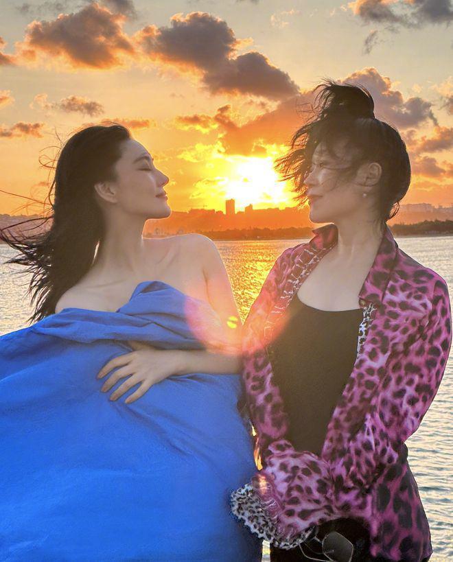 张馨予携母亲看日落，妈妈比女儿还时髦，母女像闺蜜