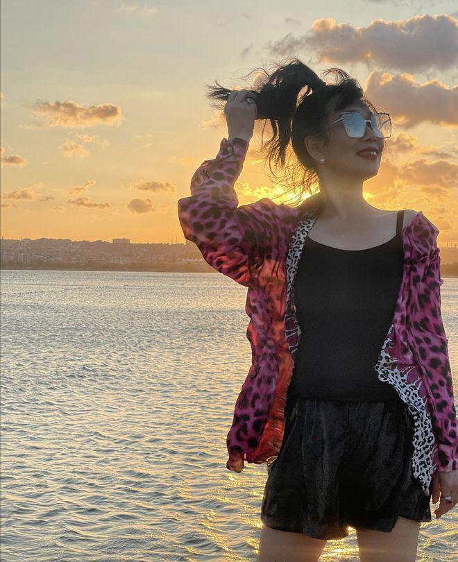 张馨予携母亲看日落，妈妈比女儿还时髦，母女像闺蜜