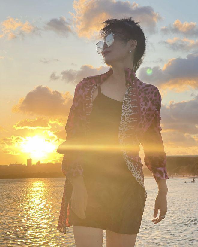 张馨予携母亲看日落，妈妈比女儿还时髦，母女像闺蜜