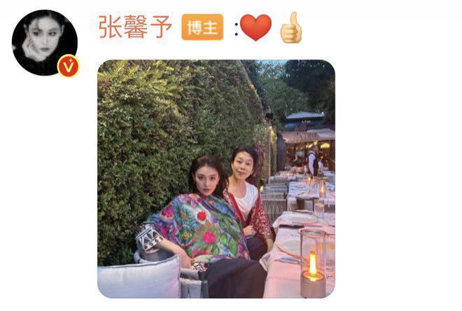 张馨予携母亲看日落，妈妈比女儿还时髦，母女像闺蜜
