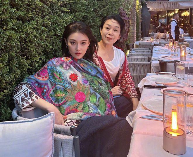 张馨予携母亲看日落，妈妈比女儿还时髦，母女像闺蜜