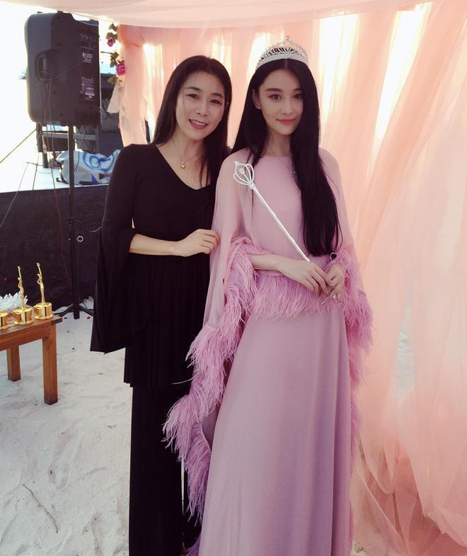 张馨予携母亲看日落，妈妈比女儿还时髦，母女像闺蜜