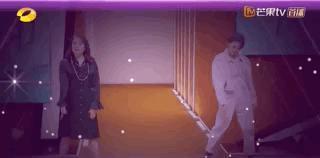 张馨予携母亲看日落，妈妈比女儿还时髦，母女像闺蜜