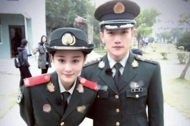 张馨予携母亲看日落，妈妈比女儿还时髦，母女像闺蜜