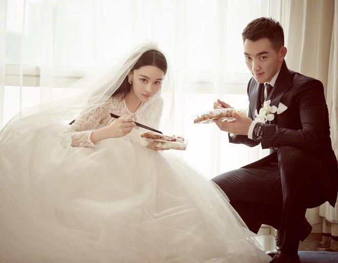 张馨予携母亲看日落，妈妈比女儿还时髦，母女像闺蜜