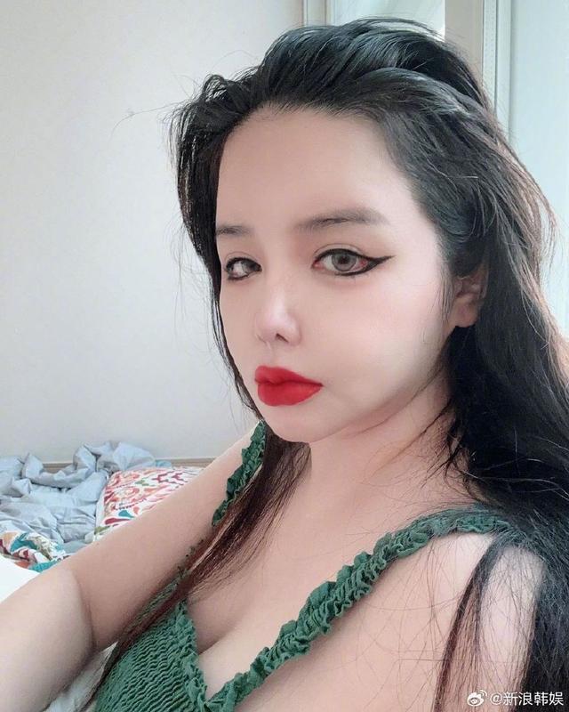 前2NE1朴春晒近照颜值变化大 患病后发福严重
