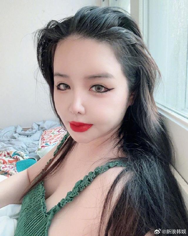 前2NE1朴春晒近照颜值变化大 患病后发福严重