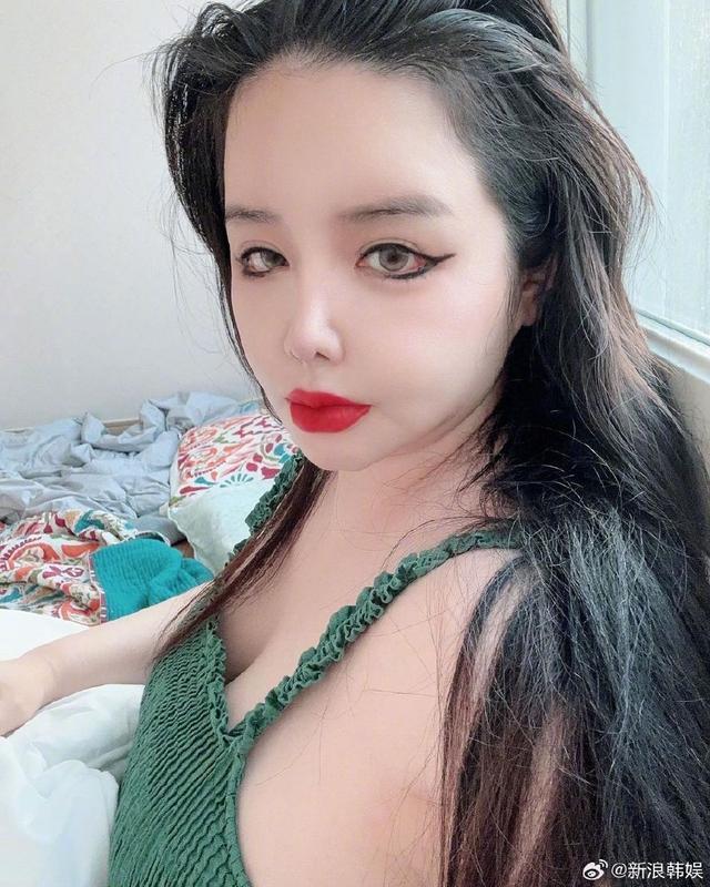 前2NE1朴春晒近照颜值变化大 患病后发福严重