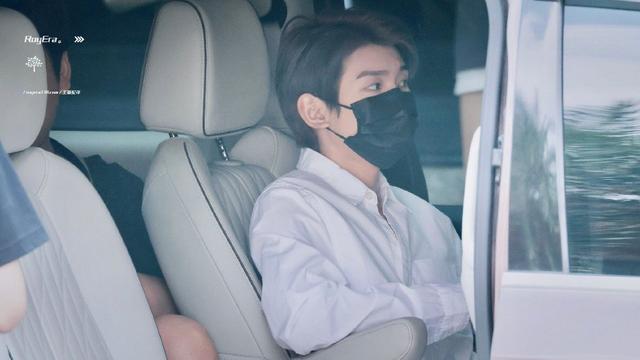 王源《时光音乐会》上班路透 白衬衫穿搭干净清爽