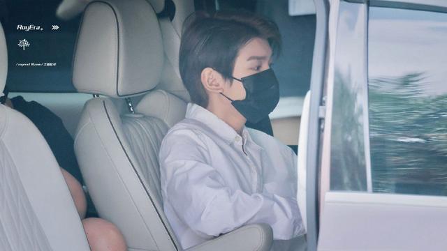 王源《时光音乐会》上班路透 白衬衫穿搭干净清爽