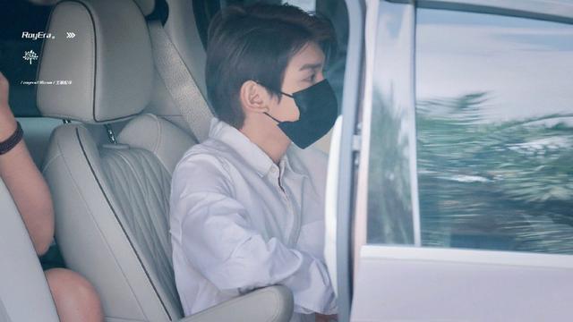 王源《时光音乐会》上班路透 白衬衫穿搭干净清爽