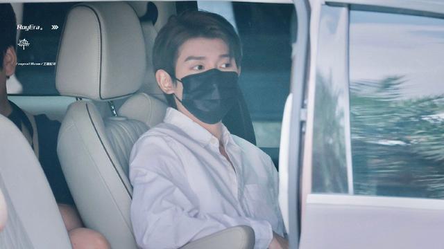 王源《时光音乐会》上班路透 白衬衫穿搭干净清爽