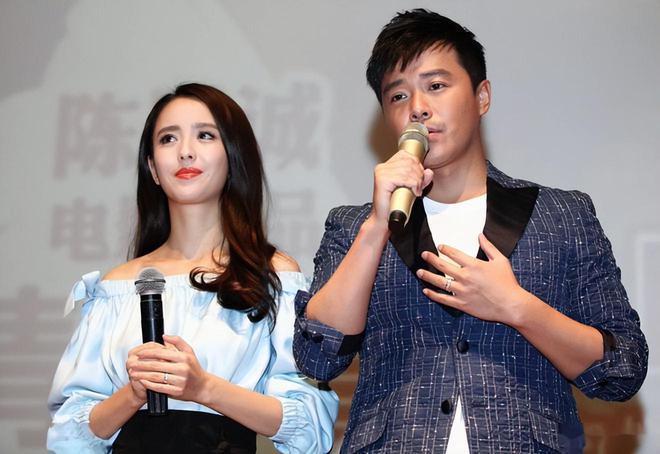陈思诚现身佟丽娅新片首映,甜喊丫丫,自称看哭了