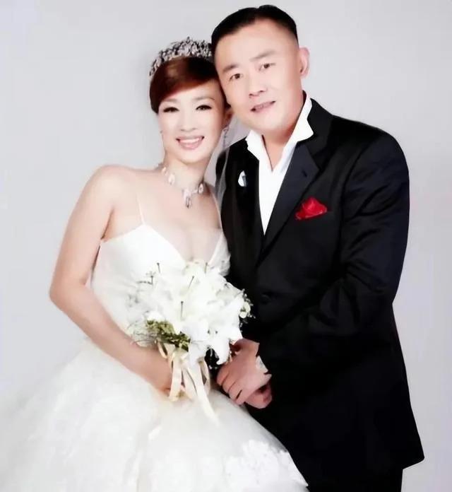 56岁周立波近况曝光，头发稀疏，在美国已经生活了六年