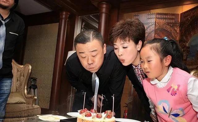 56岁周立波近况曝光，头发稀疏，在美国已经生活了六年