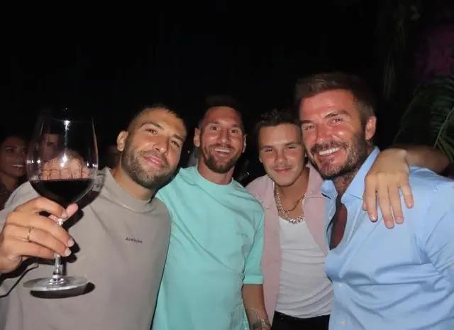 梅西小贝聚会现场发生冲突，男子被打得满脸血，小七速离场