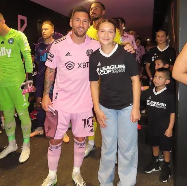 梅西小贝聚会现场发生冲突，男子被打得满脸血，小七速离场