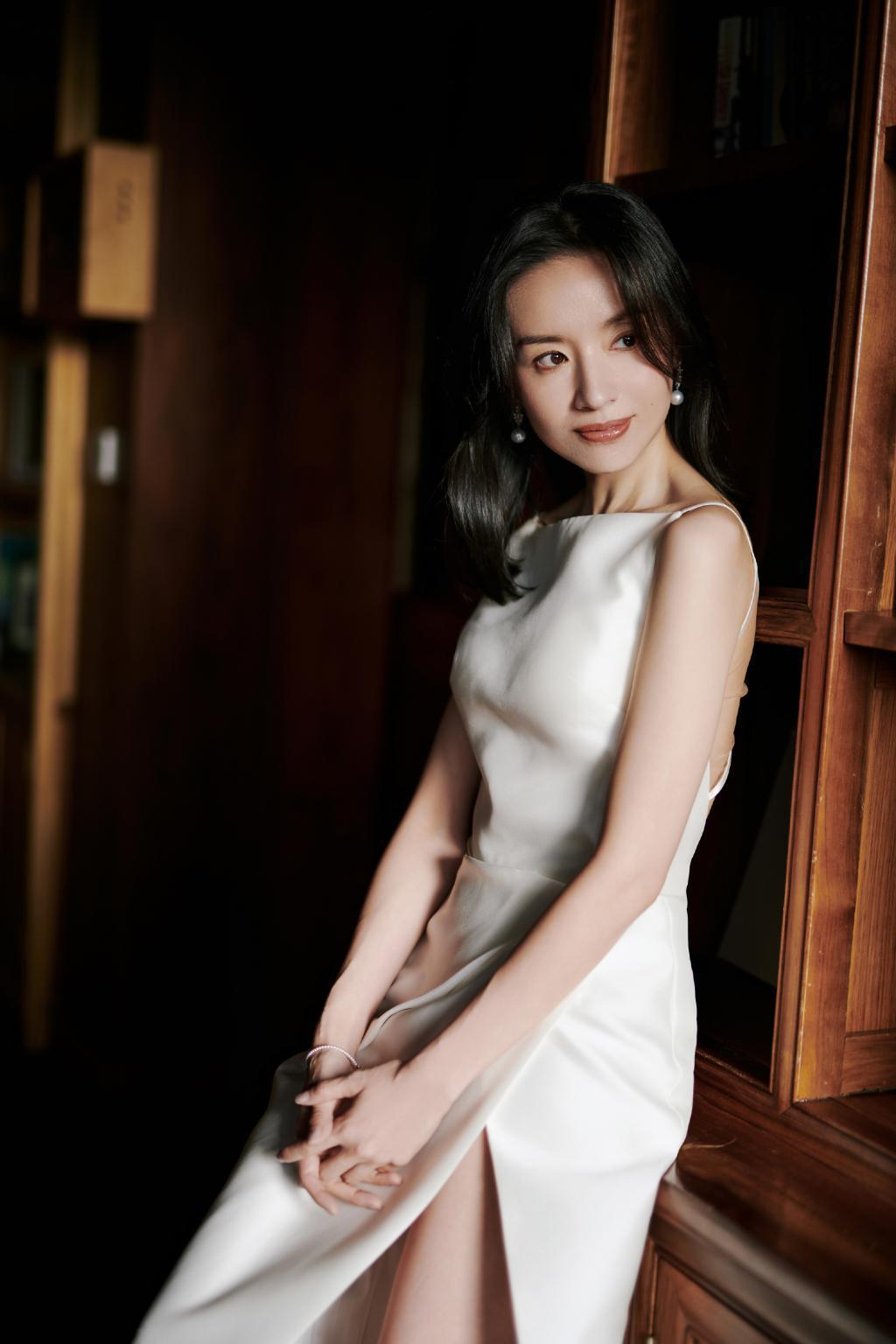 董洁穿珍珠白裙露美背 气质优雅美貌依旧