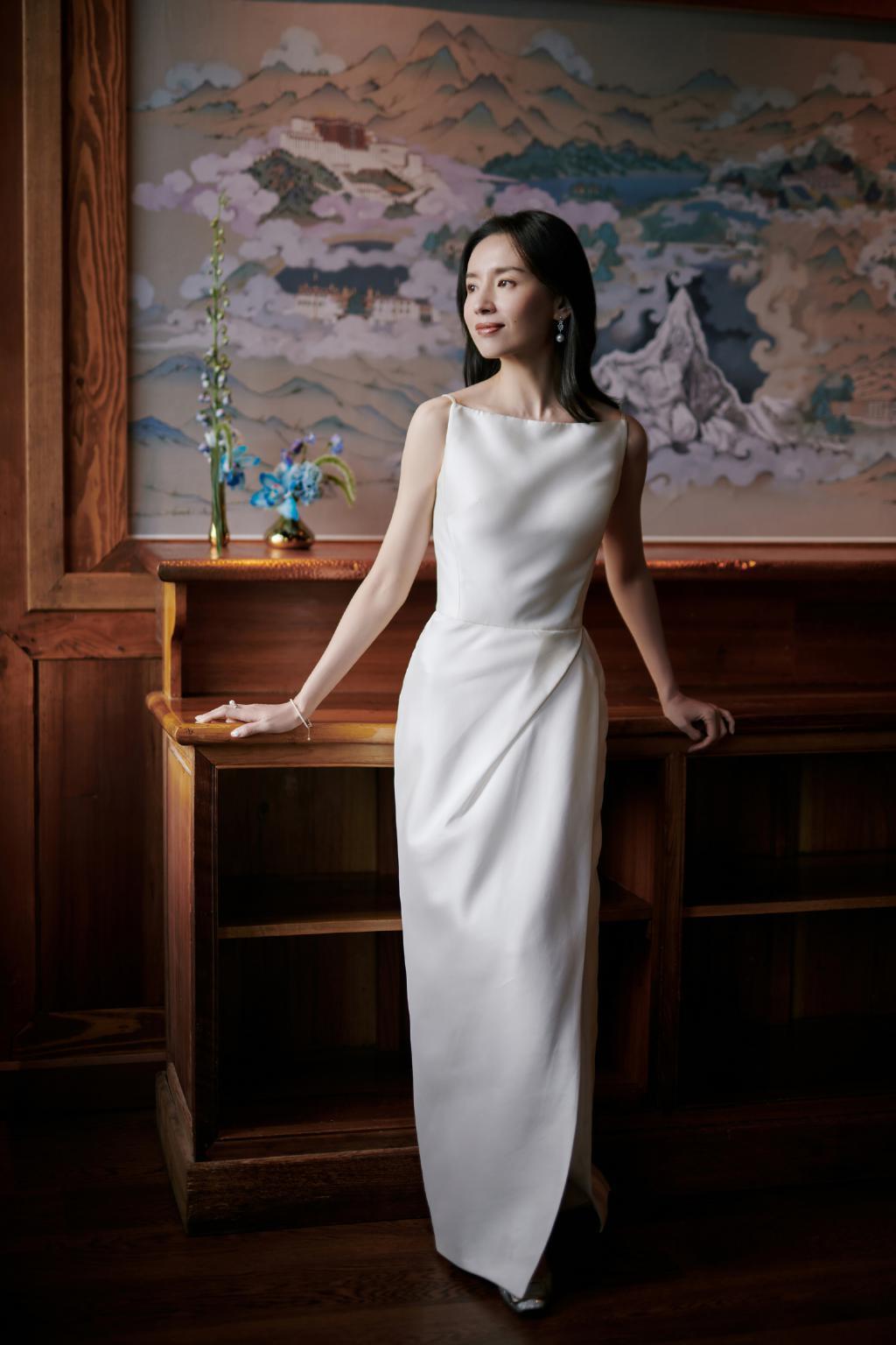 董洁穿珍珠白裙露美背 气质优雅美貌依旧