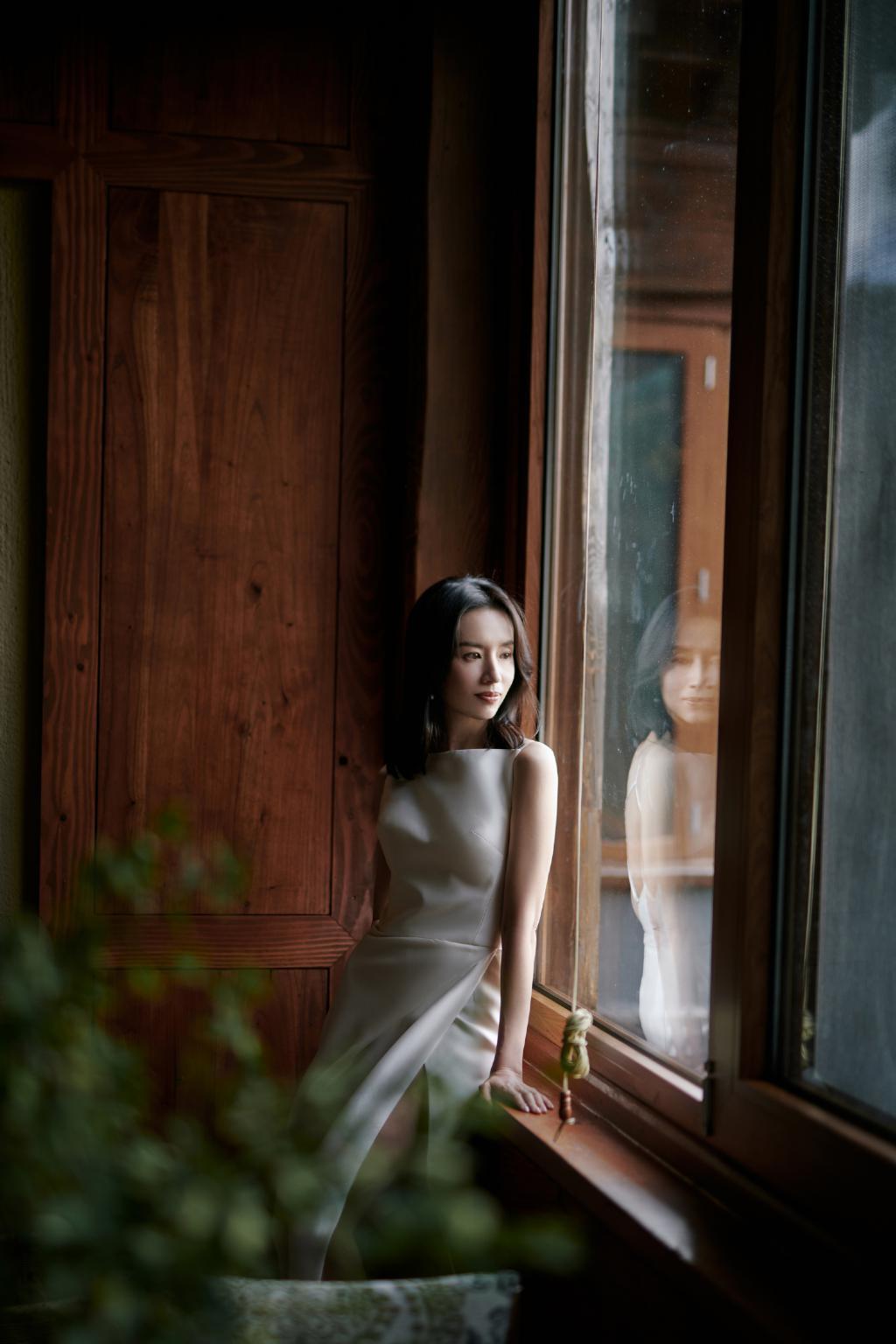 董洁穿珍珠白裙露美背 气质优雅美貌依旧