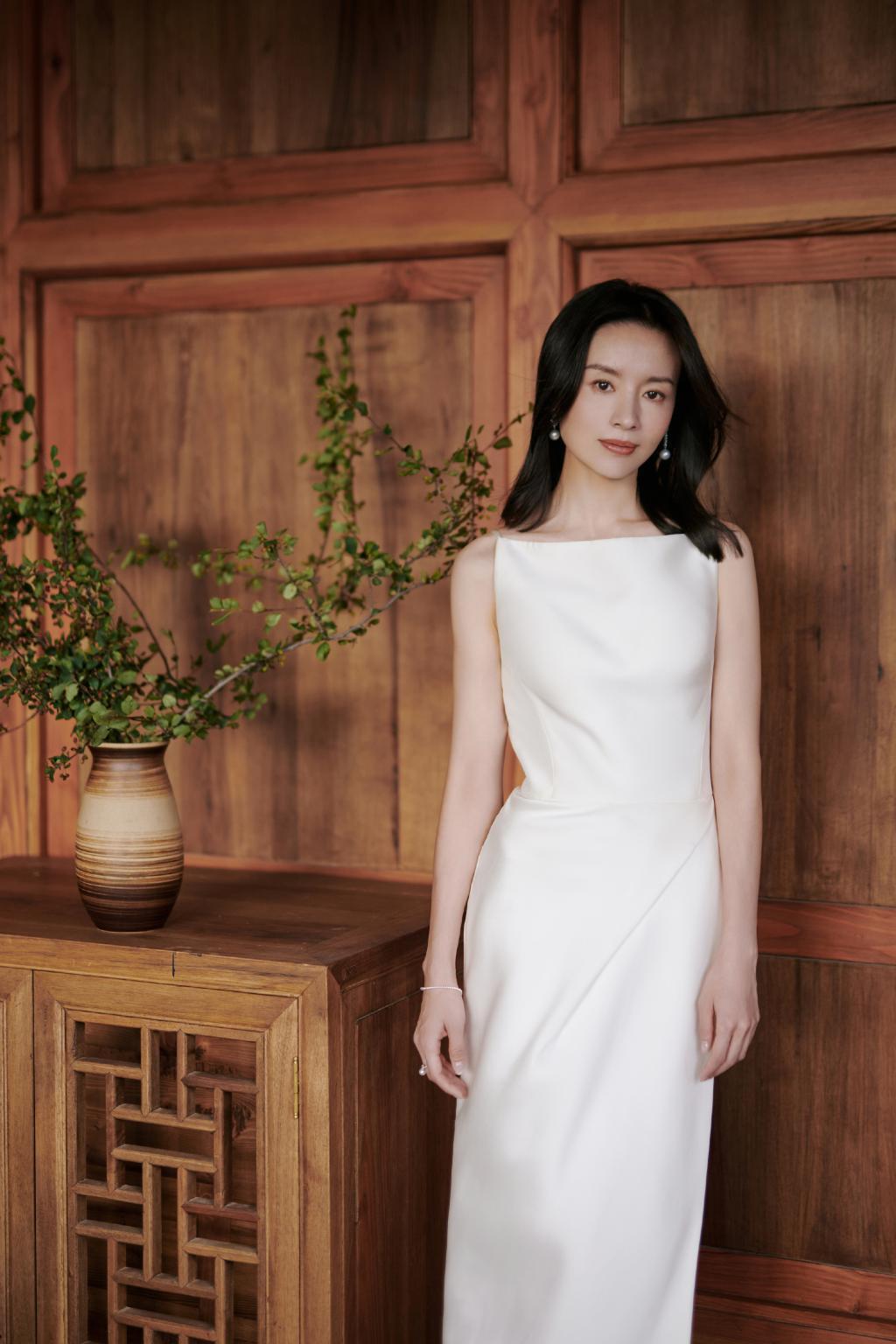 董洁穿珍珠白裙露美背 气质优雅美貌依旧