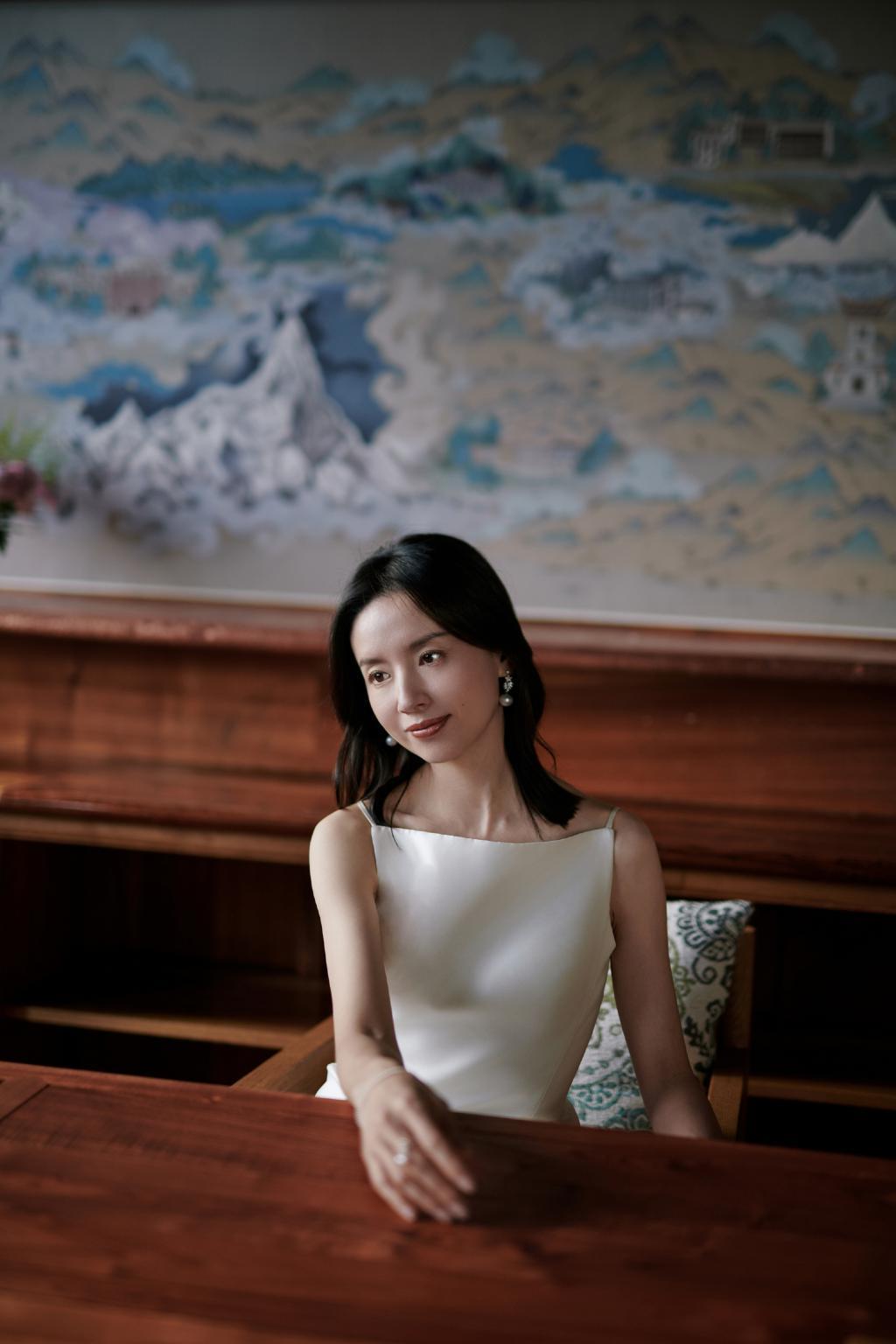 董洁穿珍珠白裙露美背 气质优雅美貌依旧