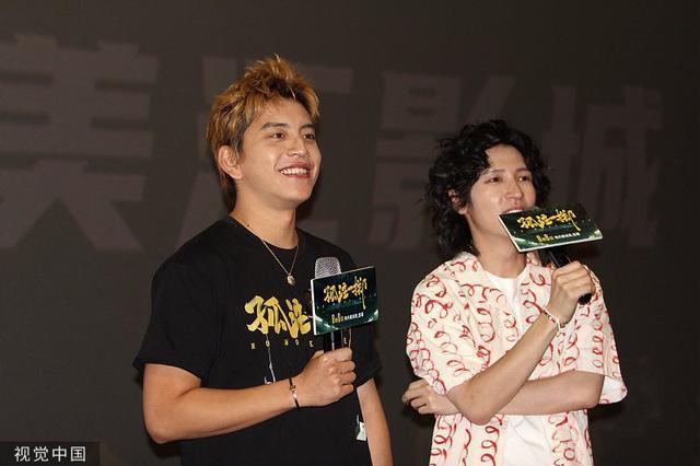 电影《孤注一掷》武汉路演 王大陆孙阳现场比心合影