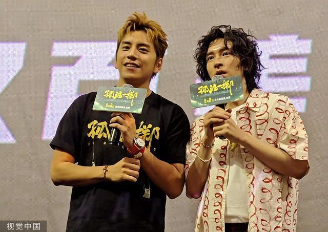 电影《孤注一掷》武汉路演 王大陆孙阳现场比心合影
