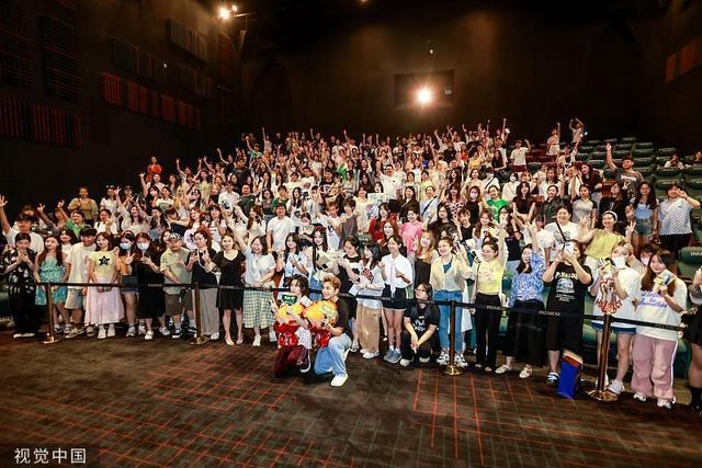 电影《孤注一掷》武汉路演 王大陆孙阳现场比心合影