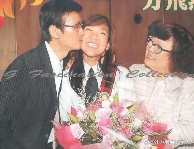 36岁郑欣宜“孤独”人生，妈妈早逝爸爸另娶，被抑郁症折磨