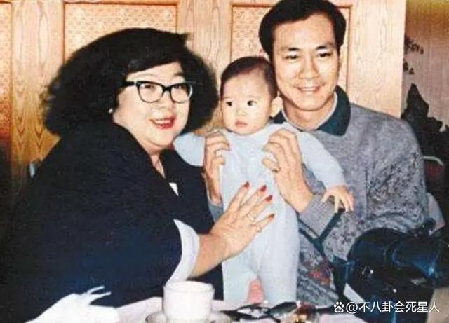 36岁郑欣宜“孤独”人生，妈妈早逝爸爸另娶，被抑郁症折磨