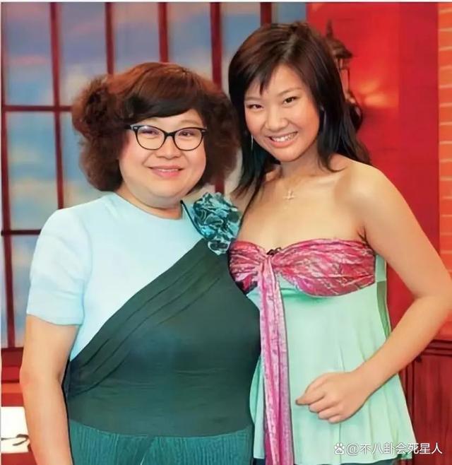 36岁郑欣宜“孤独”人生，妈妈早逝爸爸另娶，被抑郁症折磨